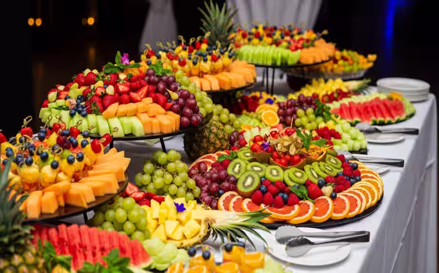 Mesa de frutas premium para evento en CDMX con montaje elegante y niveles visuales