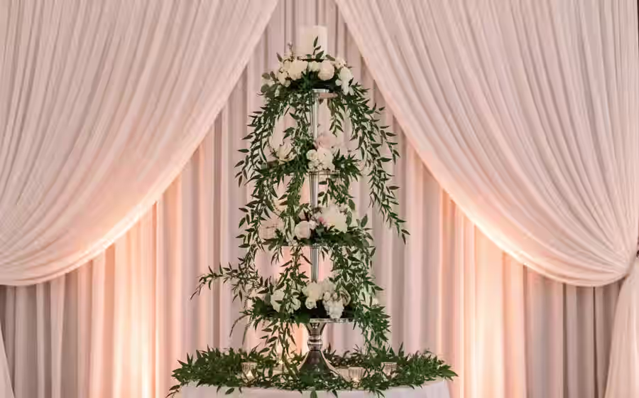Mesa tropical para evento elegante en CDMX con arquitectura visual por niveles