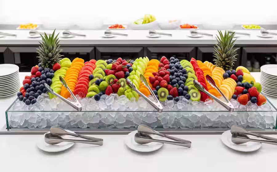 Servicio profesional de mesa de frutas en evento con operacion por fases y reposicion