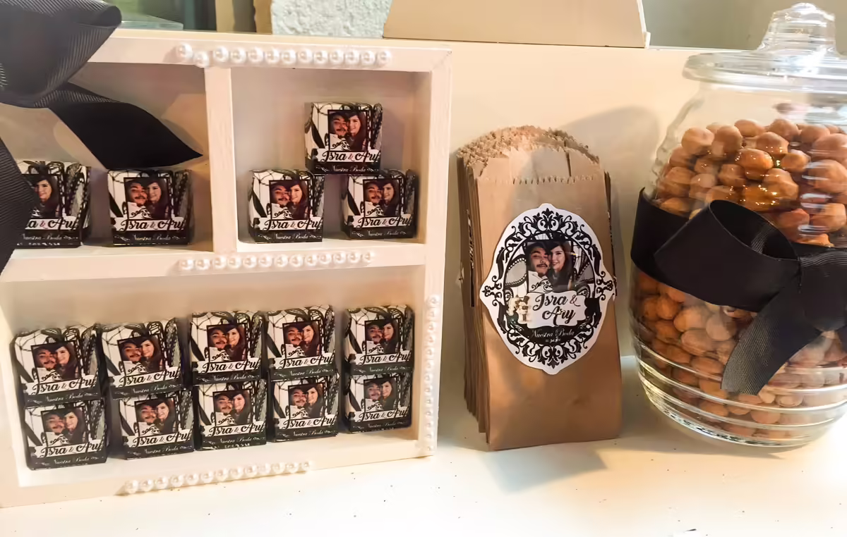 Bolos de boda personalizados con fotos de la pareja y caramelos como souvenirs para invitados