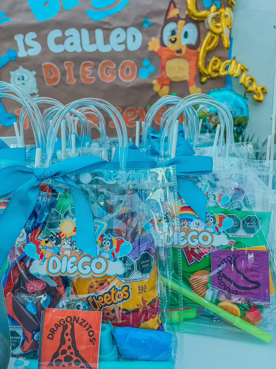 Bolos de cumpleanos Bluey con bolsa transparente personalizada Diego, dulces tematicos Dragonzitos, Chocolates Kinder, paletas y liston azul cielo para cumpleanos infantil de 7 anos en CDMX