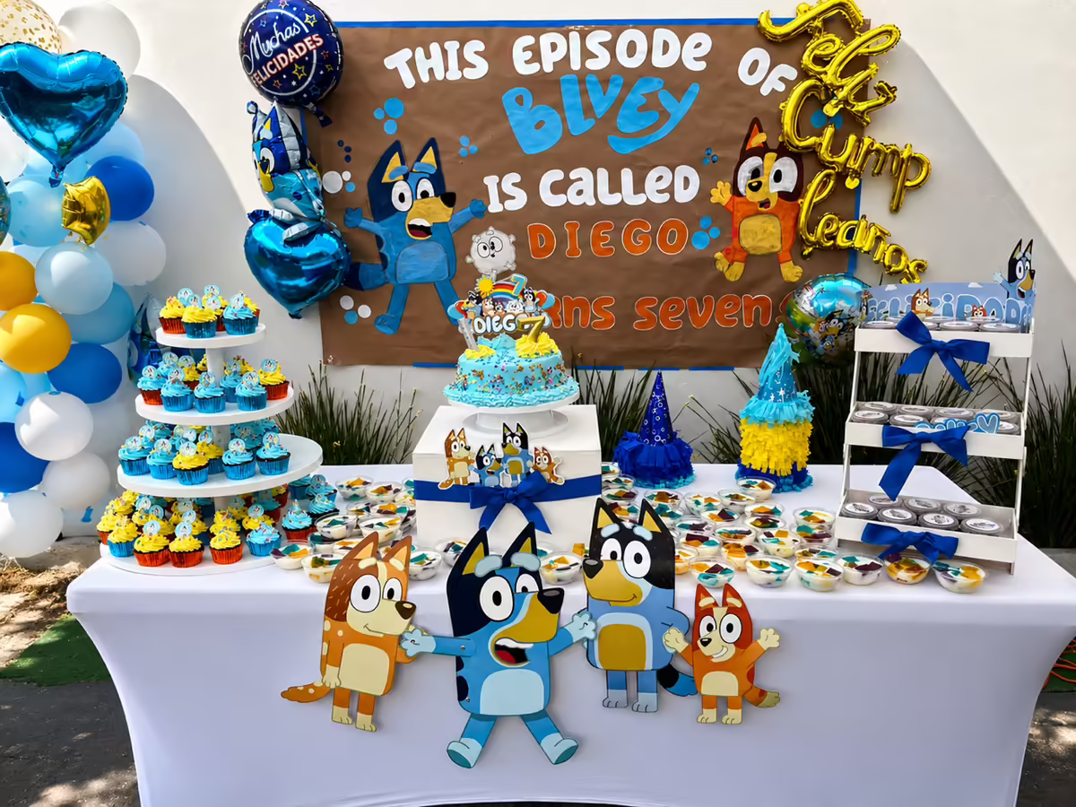 Candy bar tematico Bluey con backdrop personalizado, torre de cupcakes azul-amarillo, gelatinas individuales y bolos coordinados para cumpleanos infantil de 7 anos en CDMX