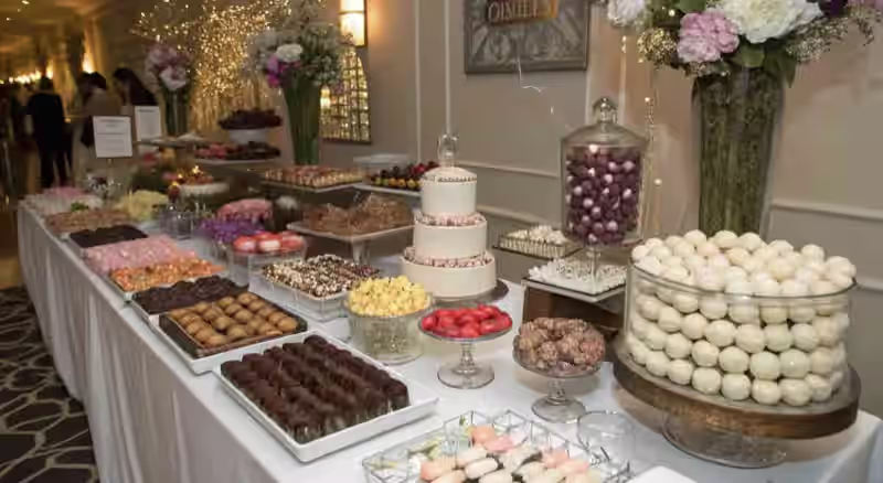 Mesa con dulces a granel de colores en frascos transparentes para fiesta en CDMX
