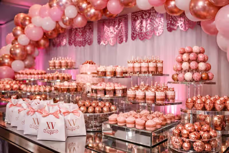 Candy bar premium montado en venue exterior con iluminacion ambiente para evento en Toluca