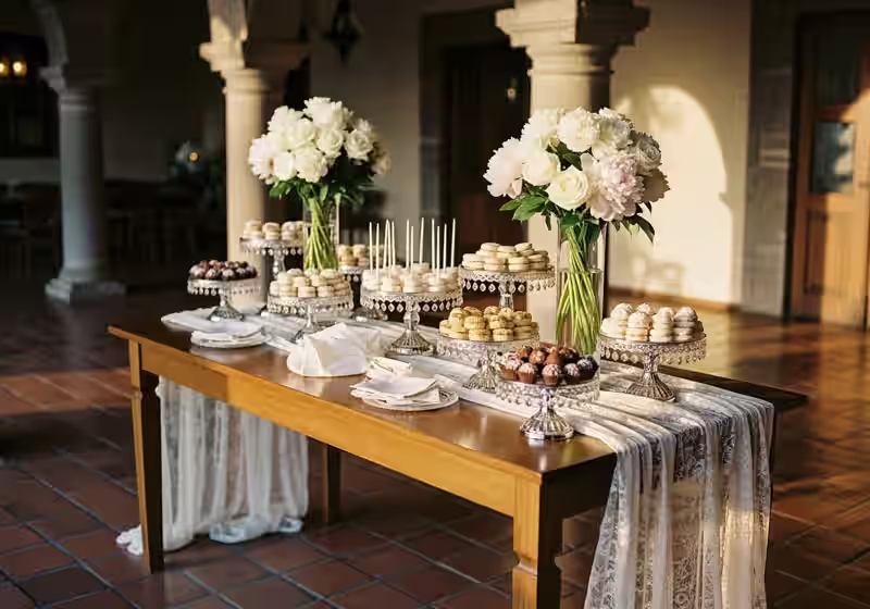 Mesa de dulces empresarial con composicion moderna y minimalista para evento corporativo de tecnologia en Polanco CDMX con branding integrado de forma natural