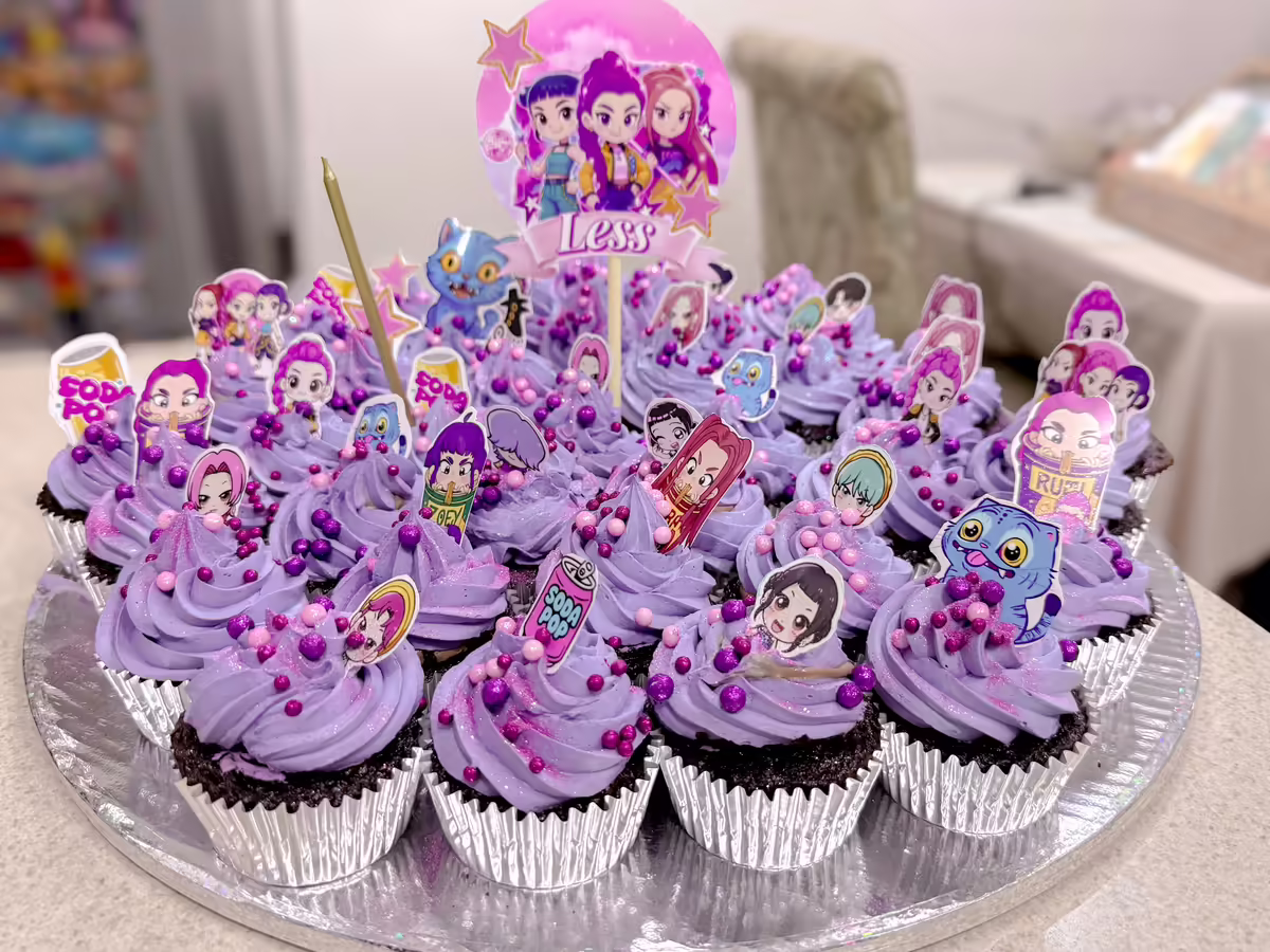 Cupcakes morados tematicos con figuras personalizadas Bibi Tina en charola y globo con nombre Luisa para cumpleanos de nina en CDMX