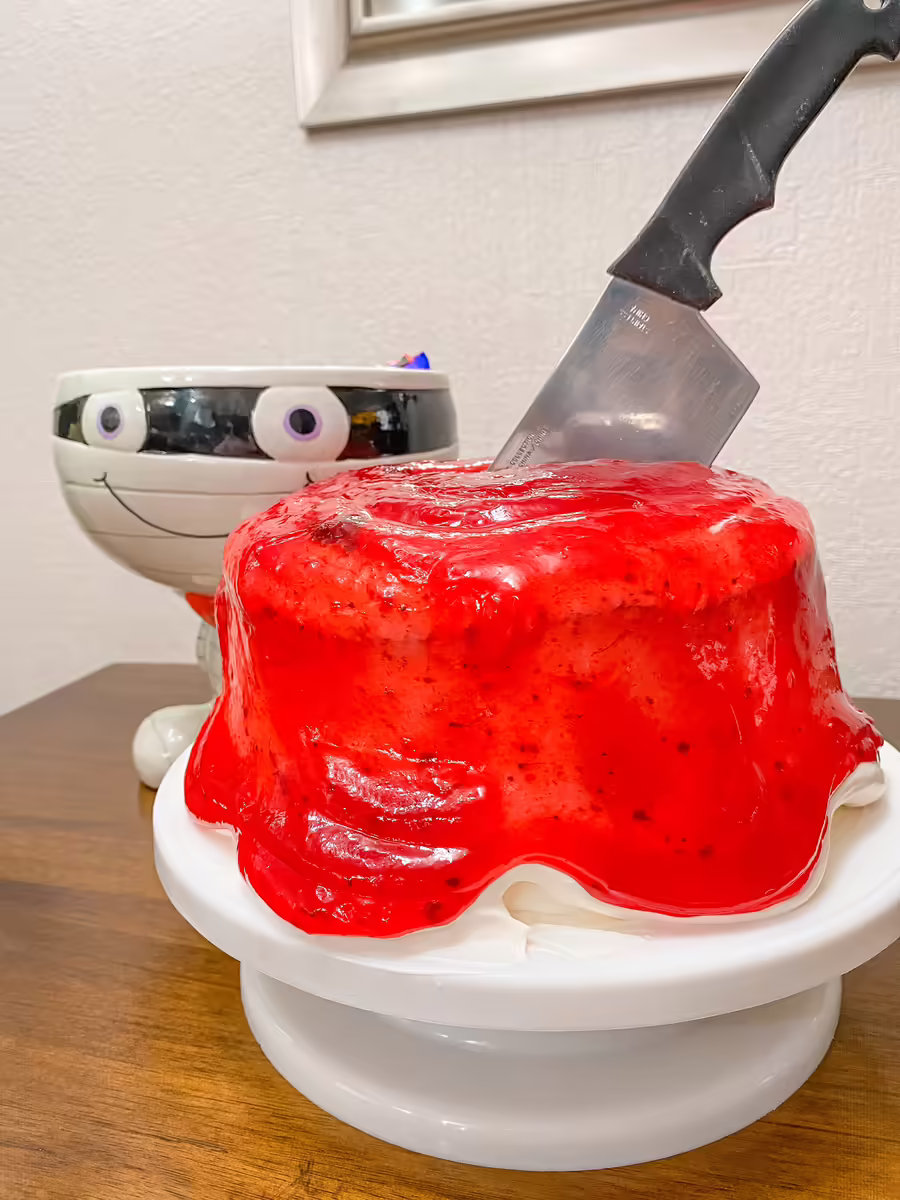 Gelatina de Halloween sangrienta con tecnica avanzada de reposteria, decoracion tematica y bowl con ojos decorativos en presentacion sofisticada para mesa adulta tematica