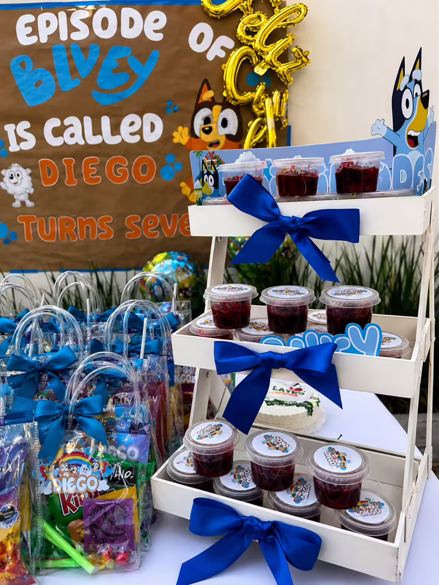 Mesa de dulces Bluey con bolos personalizados y gelatinas para cumpleanos infantil