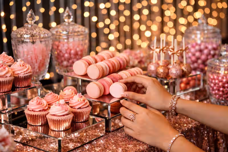 Mesa de dulces para boda en patio interior con composicion elegante para eventos en colonias residenciales del Valle