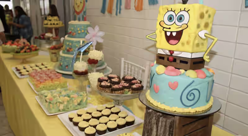 Candy bar premium con surtido curado de macarons y postres artesanales para evento en Metepec