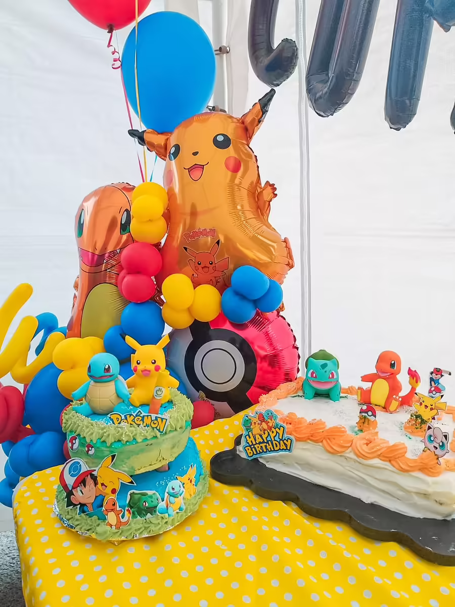 Mesa de dulces tematica Pokemon con globos y pastel para cumpleanos infantil — montaje Mededul CDMX