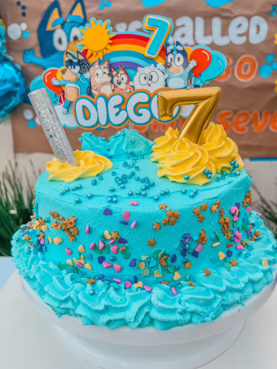 Pastel Bluey de fondant para cumpleanos de 7 anos con decoracion tematica completa